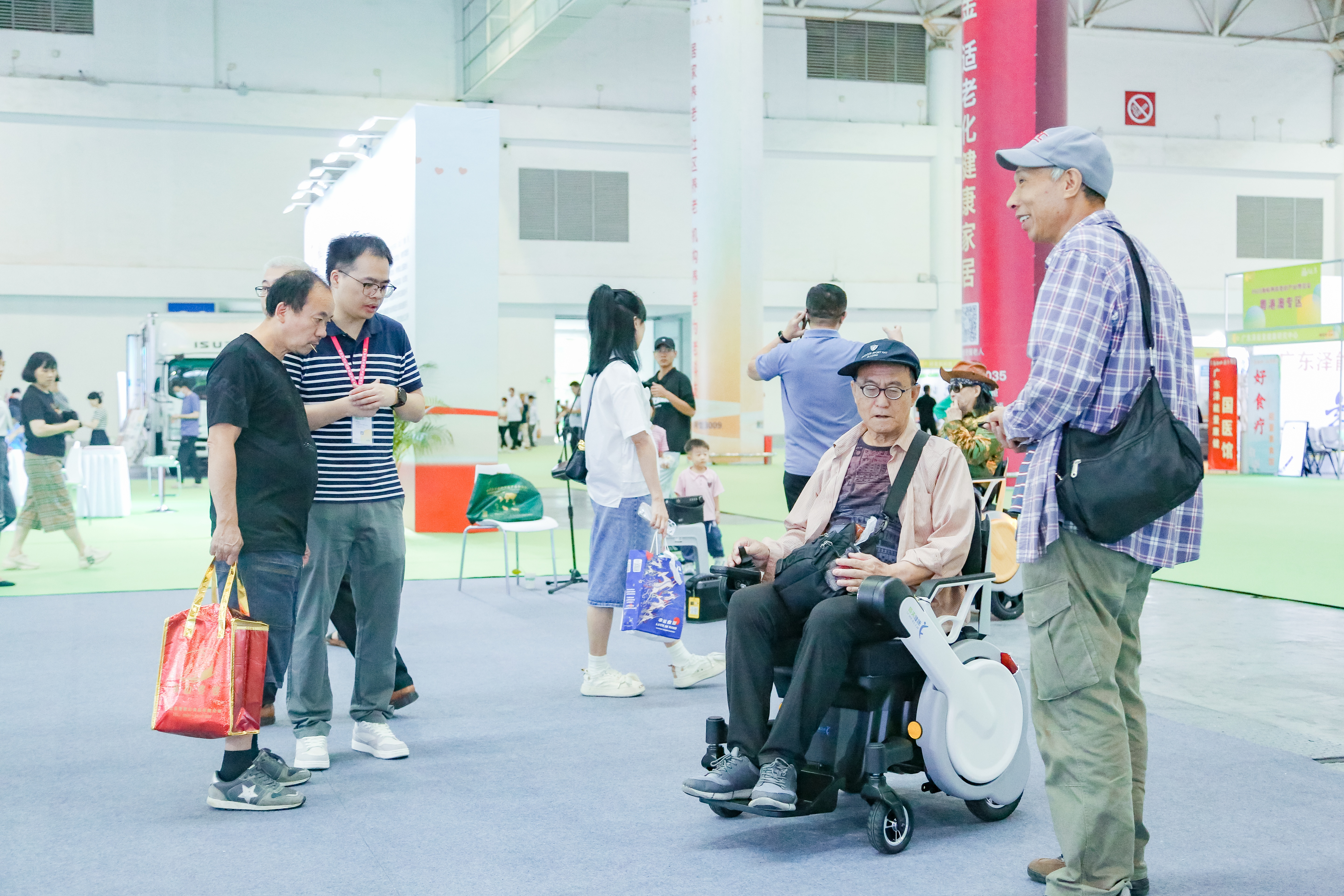 不仅专业，还好玩！老博会“手把手”，教你做个幸福老年人